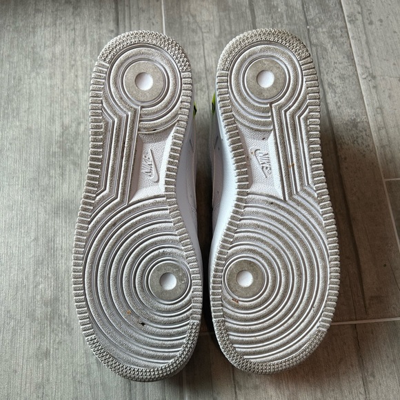 Wmns Air Force 1 '07 SE 'Worldwide Pack - Volt' - Picture 6 of 9